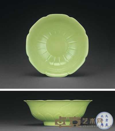 清雍正 秋葵绿釉葵口菊瓣大碗 直径21cm